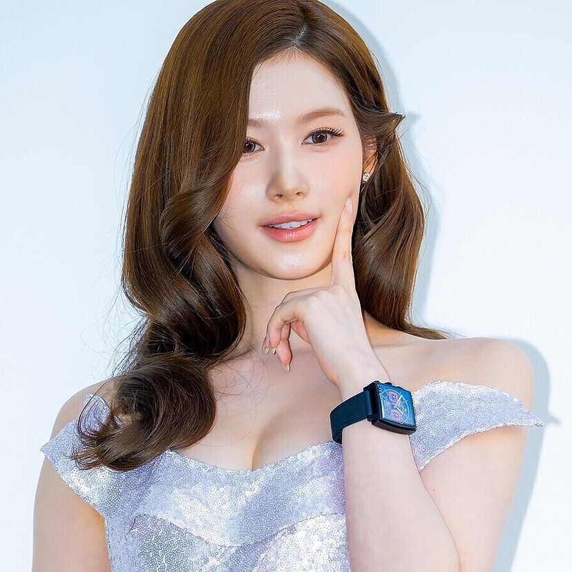 TWICEサナの衣装トラブルがやばい！？佐藤健との共演もチェック